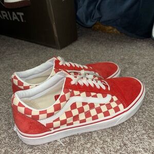 Vans Unisex Old Skool (Primary Check) Skate Shoe in Red